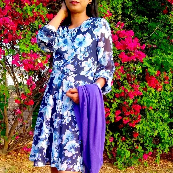 Floral printed dress above, knee on model 5’8 - Picture 3 of 5